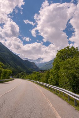 Serr Gölü etrafındaki Ceresole Reale ve Nivolet Tepesi arasındaki dağ yolları, Agnel Gölü, İtalya Piedmont 'taki Nivolet Gölü