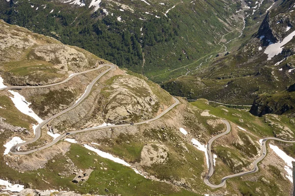 Bergsvägar Mellan Ceresole Reale Och Nivolet Kullen Runt Serr Sjön Stockbild