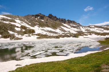 Serr Gölü etrafındaki Ceresole Reale ve Nivolet Tepesi arasındaki manzara dağı, Agnel Gölü, İtalya Piedmont 'taki Nivolet Gölü