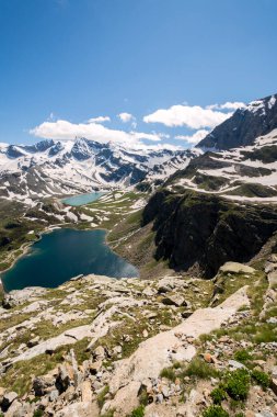 Serr Gölü etrafındaki Ceresole Reale ve Nivolet Tepesi arasındaki manzara dağı, Agnel Gölü, İtalya Piedmont 'taki Nivolet Gölü