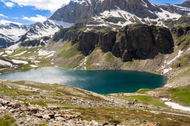 Serr Gölü etrafındaki Ceresole Reale ve Nivolet Tepesi arasındaki manzara dağı, Agnel Gölü, İtalya Piedmont 'taki Nivolet Gölü