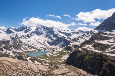 Serr Gölü etrafındaki Ceresole Reale ve Nivolet Tepesi arasındaki manzara dağı, Agnel Gölü, İtalya Piedmont 'taki Nivolet Gölü