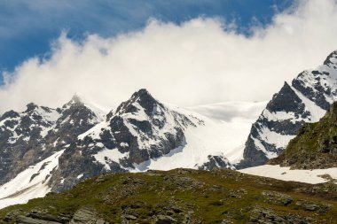 Serr Gölü etrafındaki Ceresole Reale ve Nivolet Tepesi arasındaki manzara dağı, Agnel Gölü, İtalya Piedmont 'taki Nivolet Gölü