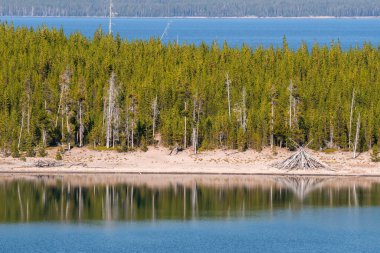 Yellowstone Gölü ve Yellowstone Nehri Wyoming 'deki Yellowstone Ulusal Parkı' nda.