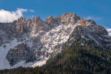 İtalya 'da Trentino Alto' daki Carezza Gölü 'nde ilk karın altında ağaçlar, dağ yolları.