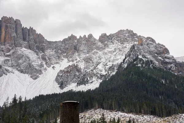 Talya Trentino Alto Daki Carezza Gölü Nde Ilk Karın Altında — Stok fotoğraf