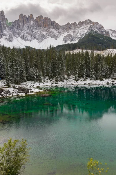 Drzewa Górskie Ścieżki Pod Pierwszym Śniegiem Nad Jeziorem Carezza Trentino — Zdjęcie stockowe