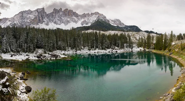 Stromy Horské Stezky Pod Prvním Sněhem Jezeře Carezza Trentino Alto — Stock fotografie
