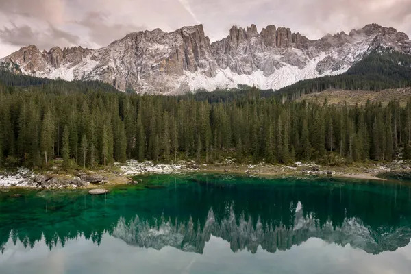 Árvores Caminhos Montanha Sob Primeira Neve Lago Carezza Trentino Alto — Fotografia de Stock