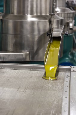 Yunanca bir yağ değirmeninde zeytinlerin petrole dönüştürülmesi