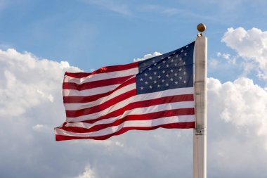 Amerika Birleşik Devletleri 'nde rüzgarda dalgalanan yıldızlar ve çizgiler.