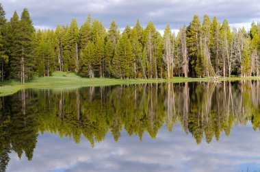 Yellowstone Gölü 'nde gündoğumu Wyoming' deki Yellowstone Ulusal Parkı 'nda