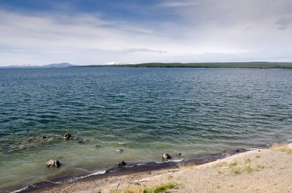 Yellowstone Järven Auringonnousu Yellowstonen Kansallispuistossa Wyomingissa — kuvapankkivalokuva