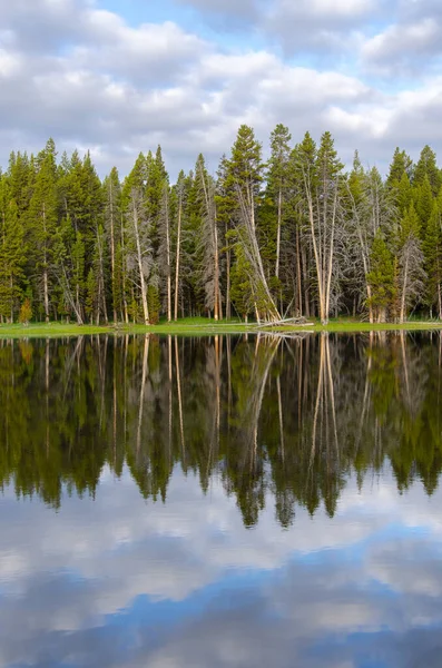 Východ Slunce Yellowstonském Jezeře Yellowstonském Národním Parku Wyomingu — Stock fotografie