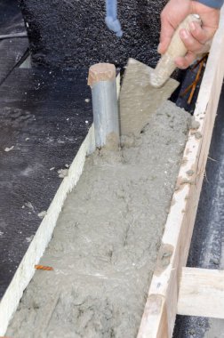 Kaplama ve izolasyon İtalya bir çatı yenileme sırasında su yalıtım döşeme