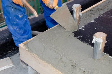 Kaplama ve izolasyon İtalya bir çatı yenileme sırasında su yalıtım döşeme