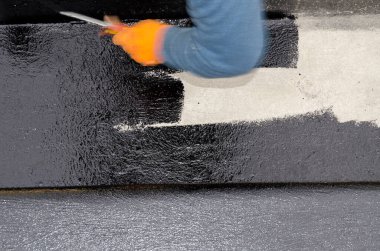 Kaplama ve izolasyon İtalya bir çatı yenileme sırasında su yalıtım döşeme