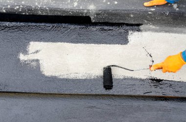 Kaplama ve izolasyon İtalya bir çatı yenileme sırasında su yalıtım döşeme