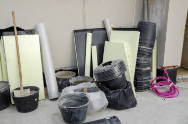 Kaplama ve izolasyon İtalya bir çatı yenileme sırasında su yalıtım döşeme