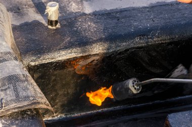 Kaplama ve izolasyon İtalya bir çatı yenileme sırasında su yalıtım döşeme