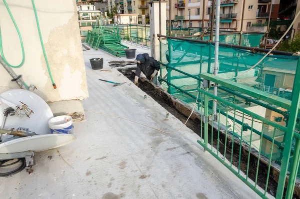 Leggen Van Waterproofing Omhulsel Isolatie Tijdens Renovatie Van Een Dak — Stockfoto