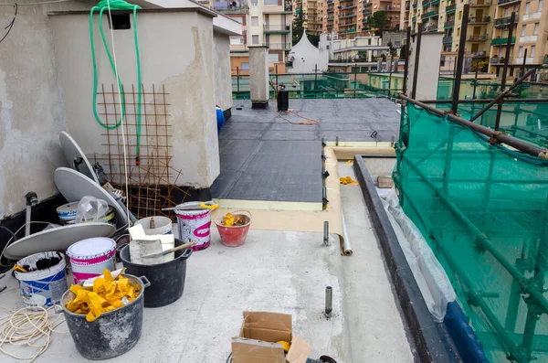 Leggen Van Waterproofing Omhulsel Isolatie Tijdens Renovatie Van Een Dak — Stockfoto