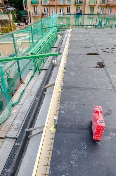 Leggen Van Waterproofing Omhulsel Isolatie Tijdens Renovatie Van Een Dak — Stockfoto