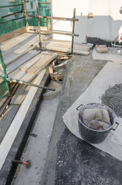 Leggen Van Waterproofing Omhulsel Isolatie Tijdens Renovatie Van Een Dak — Stockfoto