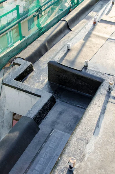 Leggen Van Waterproofing Omhulsel Isolatie Tijdens Renovatie Van Een Dak — Stockfoto