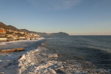İtalya 'nın Liguria kentindeki Ceneviz' de gün batımında fırtına yükseldi