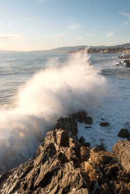 İtalya 'nın Liguria kentindeki Ceneviz' de gün batımında fırtına yükseldi