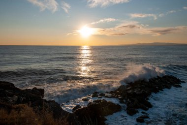 İtalya 'nın Liguria kentindeki Ceneviz' de gün batımında fırtına yükseldi