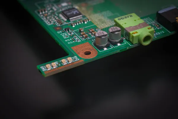 Parte de una placa de circuito impreso electrónico con muchos componentes eléctricos. —  Fotos de Stock