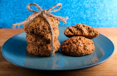 Mavi tabakta zencefilli kurabiyelerle dolu bir hayat.