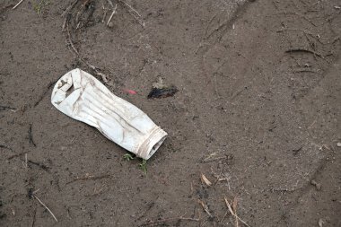 Gezegenin kirliliği. Plastik şişe toprağı kirletiyor..