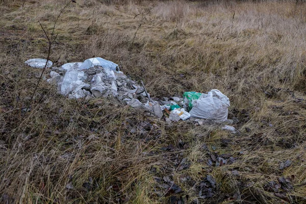 Загрязнение планеты. Пластиковая бутылка загрязняет почву.. — стоковое фото