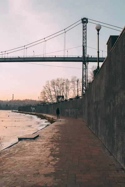 Paesaggio di un ponte pedonale la sera al tramonto. — Foto Stock