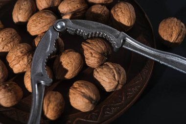 Karanlık bir arka planda ceviz. Fındıkkıran yakın plan..