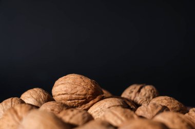 Karanlık bir arka planda ceviz. Fındıkkıran yakın plan..