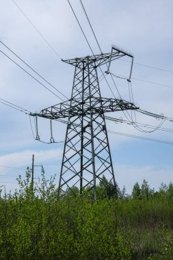  Yüksek voltaj kulesiyle manzara.