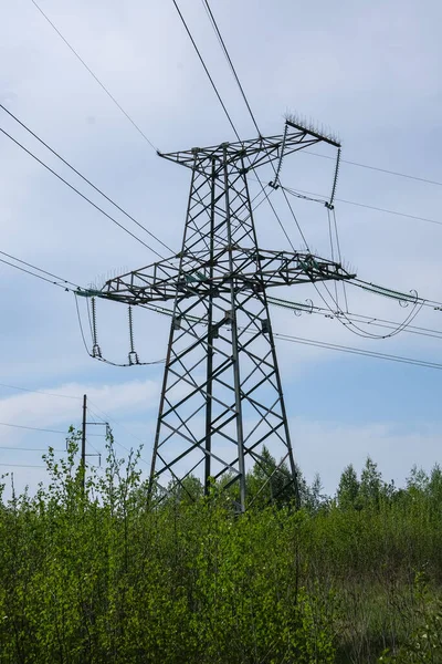  Yüksek voltaj kulesiyle manzara.
