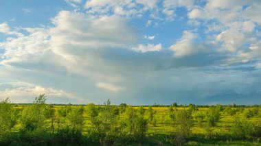 Ufkun manzarası ve güzel gökyüzü. Yağmurdan sonra bulut.