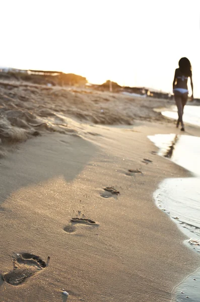 砂の上を歩く — ストック写真