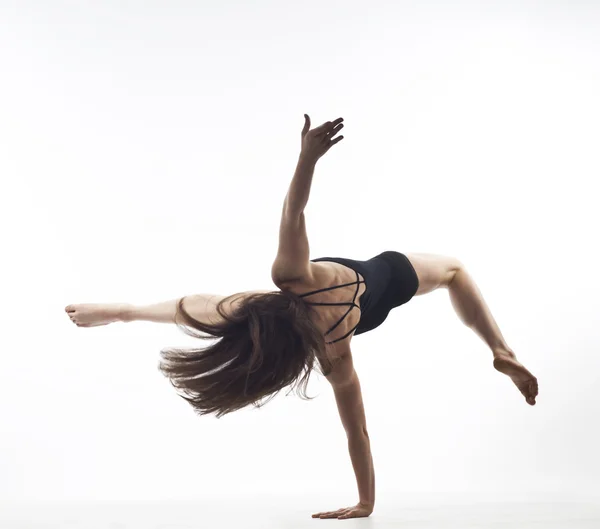 Chica gimnasta aislada en blanco — Foto de Stock