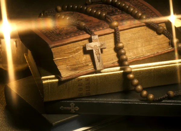 神圣的圣经和念珠珠 — 图库照片