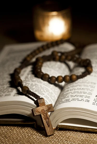 Santa Bibbia e rosario perline — Foto Stock