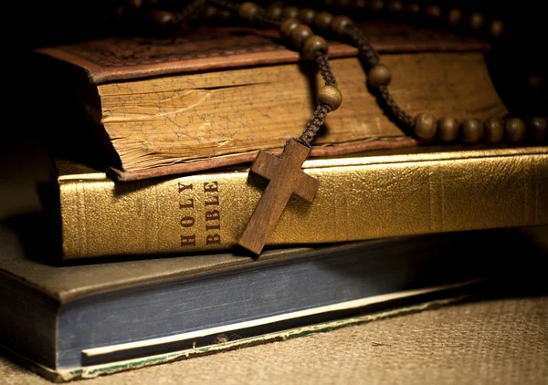 Heliga Bibeln och radband pärlor — Stockfoto