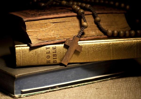 Holy Bible and Rosary Beads — Stock Photo, Image