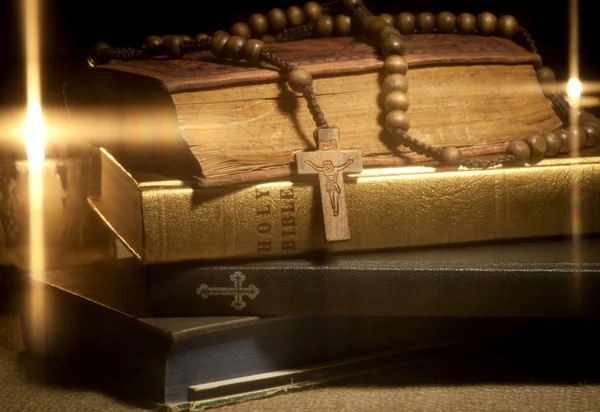 Holy Bible and Rosary Beads — Zdjęcie stockowe