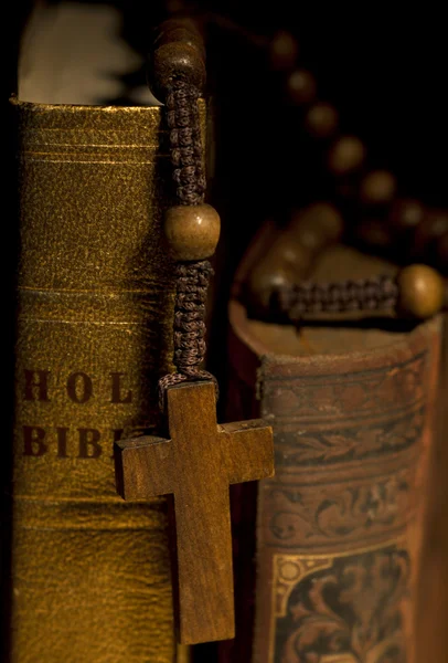 Bíblia sagrada e contas rosário — Fotografia de Stock